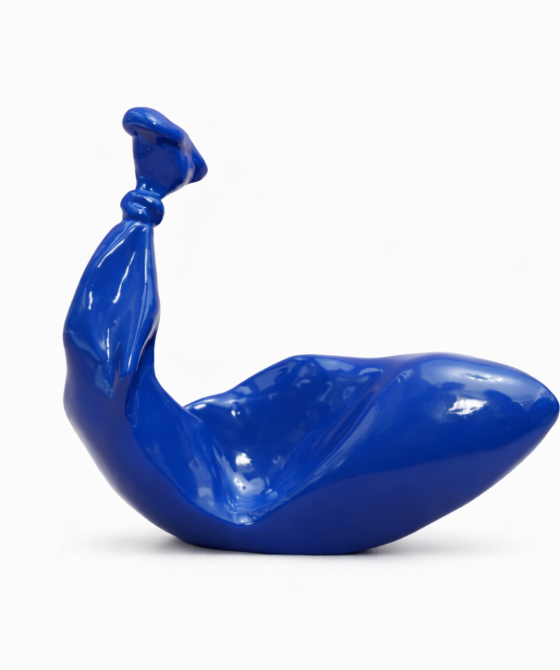 Reclining Blue Form – Plastic Sculpture by Nadien Nasr