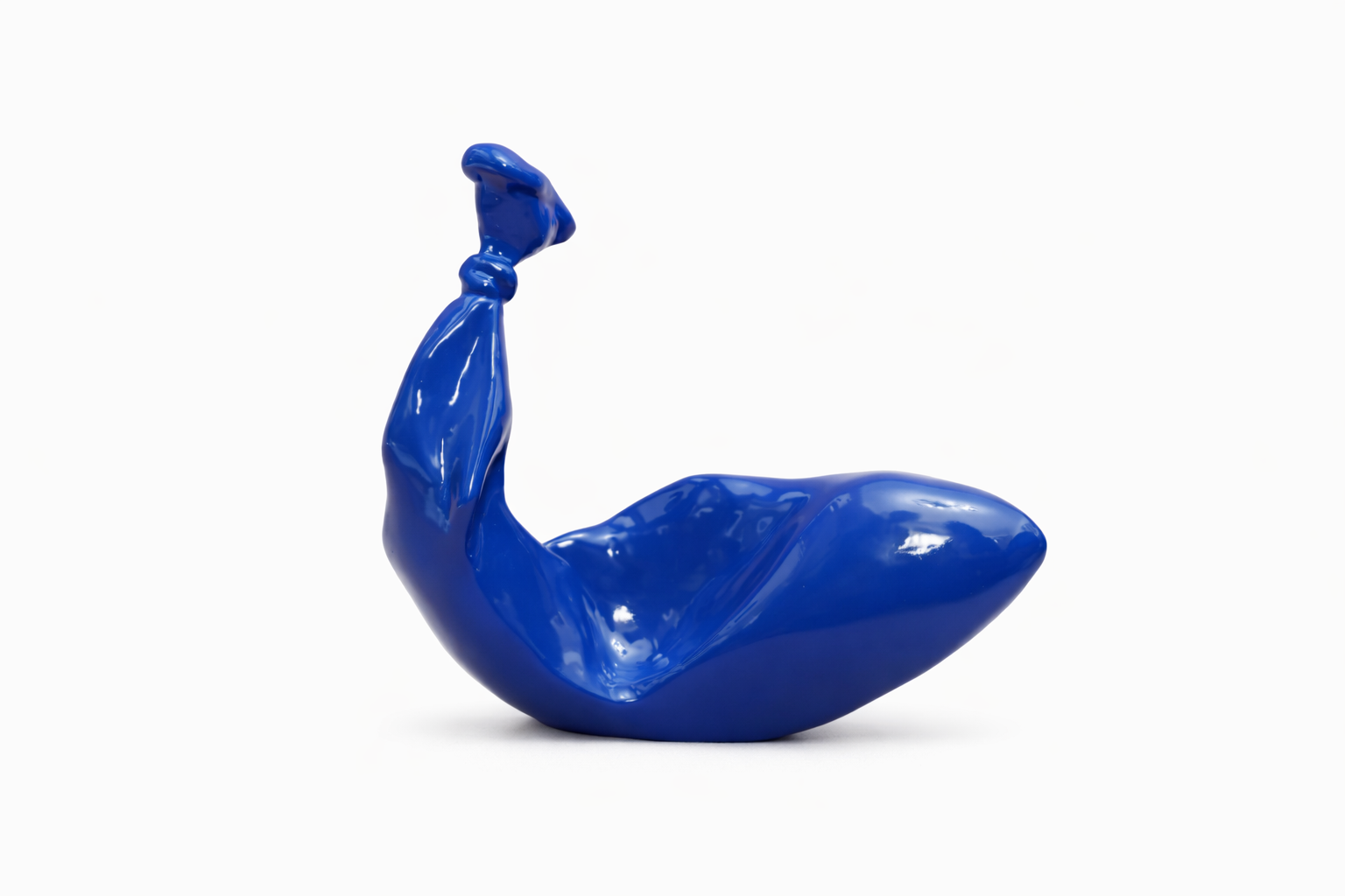 Reclining Blue Form – Plastic Sculpture by Nadien Nasr